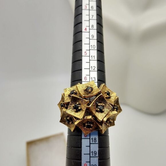 Gold tone with gorgeous garnet stone ring size 7 - Picture 4 of 5